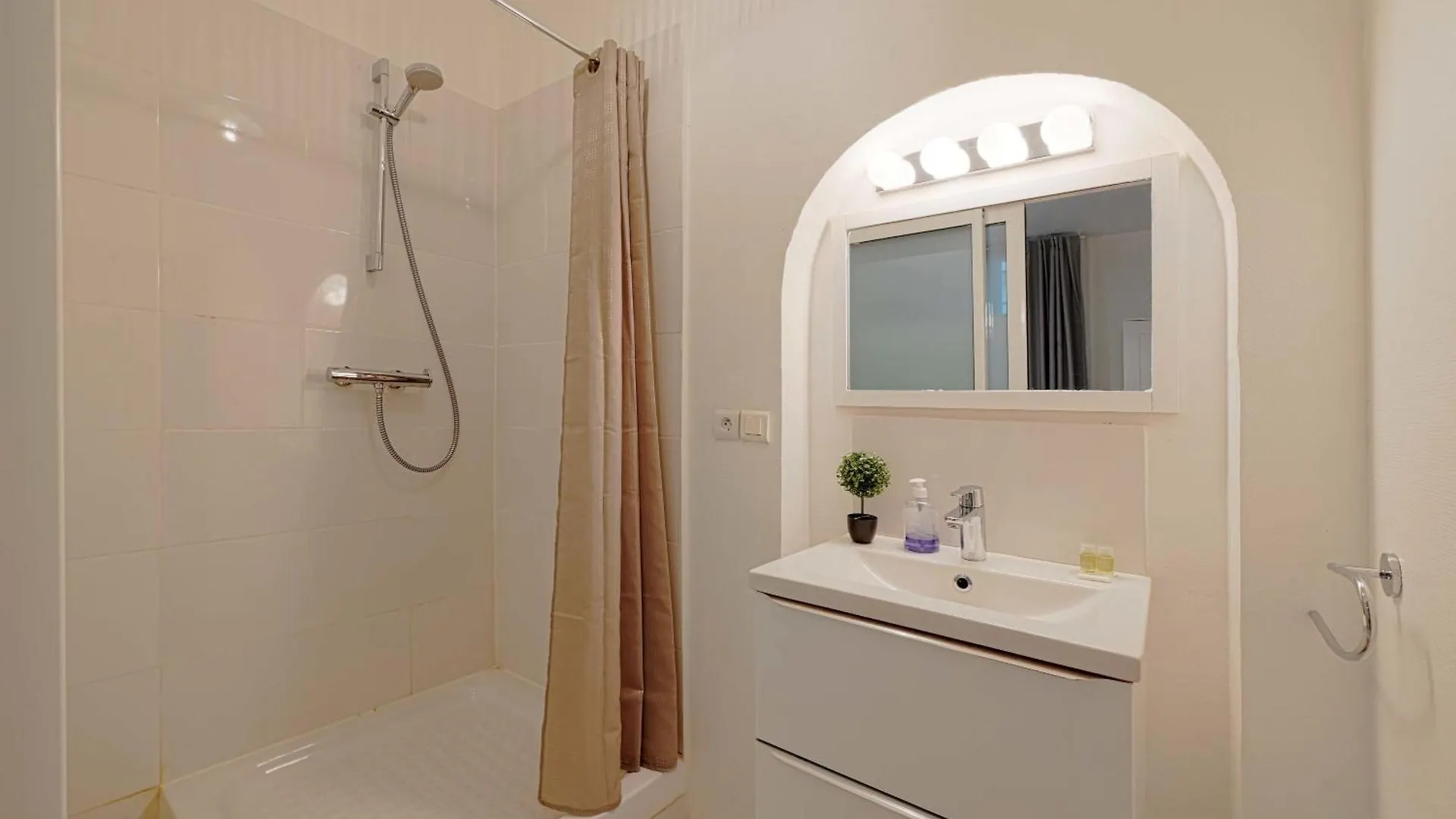 Apartment Lovely Studio For 2 Persons Center Of Paris France